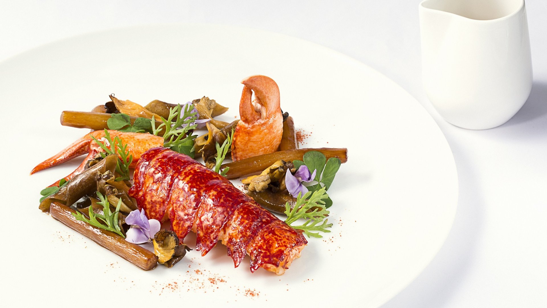 Homard bleu, salsifis braisés, poire, garganelli de châtaignes, bisque au thé fumé